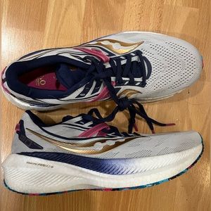 Saucony running shoes Triumph 20